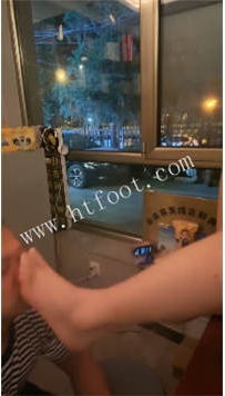 ZB4812 夸梨】吧台舔脚31分钟